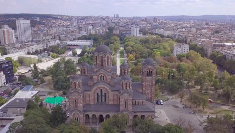 Erstellung-Einer-4K-Luftaufnahme-Der-St.-Markus-Kirche-Und-Des-Tasmajdan-Parks-In-Belgrad,-Serbien