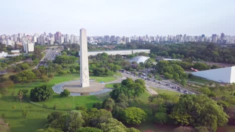 Parque-Ibirapuera-Y-Obelisco-En-Sao-Paulo,-Brasil---Imágenes-Aéreas-De-Drones-Día-Soleado-De-Verano