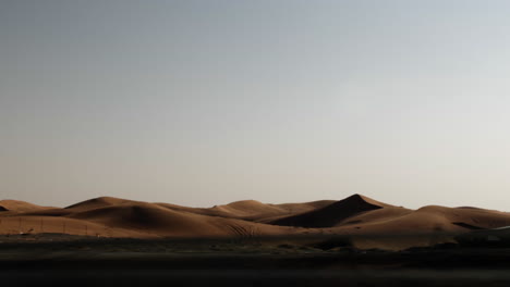 Fahrt-Durch-Eine-Wüstenstraße-Im-Nahen-Osten-Mit-Fernen-Sanddünen-Und-Wüstenlandschaft-In-Den-Vereinigten-Arabischen-Emiraten-In-Der-Nähe-Von-Dubai