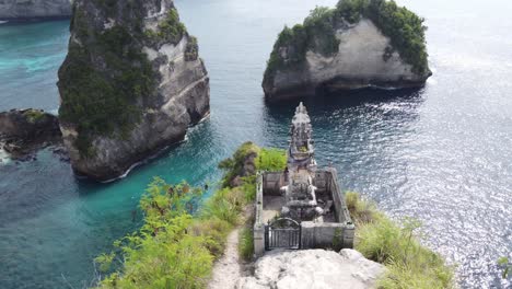 Aerial,-Hindu-shrine-at-thousand-islands-viewpoint-in-Nusa-Penida,-Indonesia
