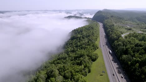 Wolken-Und-Nebel-Zusammen-Mit-Verkehr-Auf-Der-Interstate-75-In-Der-Nähe-Von-Jellico,-Tennessee-In-Den-Cumberland-Mountains,-Mit-Drohnenvideo,-Das-Sich-Weit-Nach-Unten-Bewegt