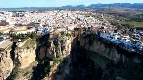Atemberaubende-Steile-Klippen-Mit-Wunderschöner-Historischer-Brücke-Und-Großen-Häusern-In-Ronda,-Spanien