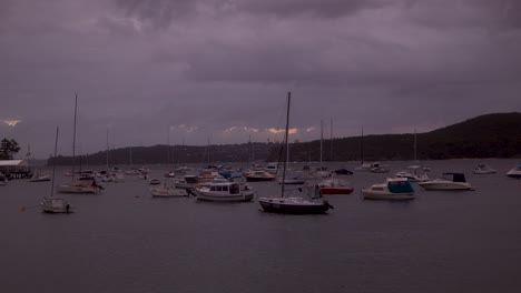 Boote-Und-Ein-Atemberaubender-Anblick-Violetter-Gewitterwolken,-Die-Manly-Wharf-Verschlingen