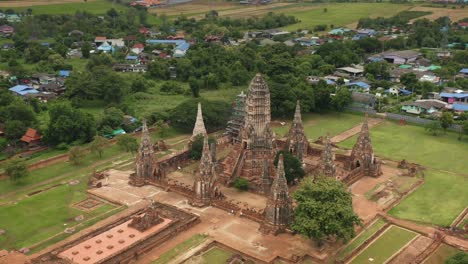 Tempel-Drohne-Schoss-Ayutthaya-Thailand-Buddhistischer-Wat-Chaiwatthanaram-Luftkino-Reisefilm