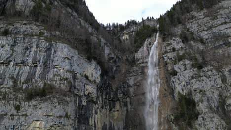 Wasserkaskade,-Die-Steil-Von-Den-Felsen-Und-Dem-Grauen-Himmel-Fällt