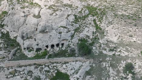 Luftaufnahme-Der-Ruinen-Einer-Antiken-Byzantinischen-Höhlenkirche-In-Sizilien,-Süditalien,-Langsam-Nach-Oben-Schwenkend
