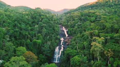 Schnelle-Luftaufnahme-Des-Riesigen-Grünen-Dschungels-Und-Wasserfalls-In-Brasilien