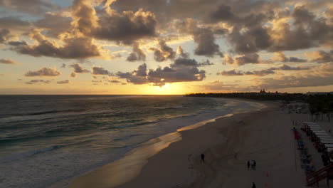 Luftaufnahmen,-Die-Den-Sonnenaufgang-In-Einem-Strandresort-Beobachten