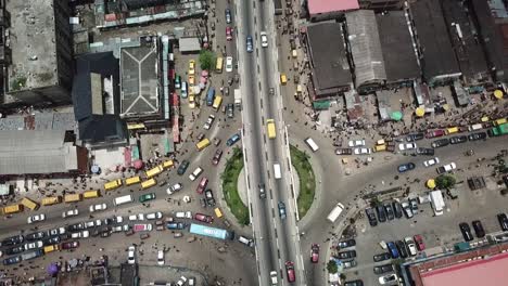 Vertikale-Drohnenaufnahme-Einer-Verkehrskreuzung-In-Lagos,-Nigeria