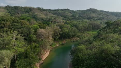 Ascenso-Lento-Más-Allá-Del-Puente-Gantung-Wanagama-Sobre-El-Río-Oyo