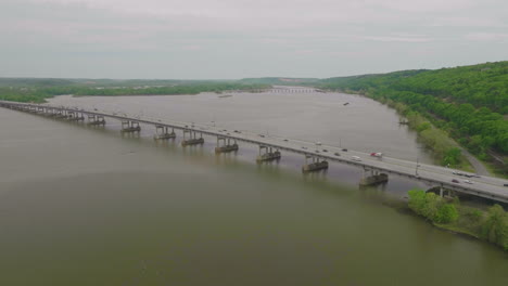 Autos-Fahren-über-Die-Straßenbrücke,-Die-Den-Trüben-Fluss-In-Little-Rock,-Arkansas,-überspannt