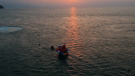 Wassersport-Bei-Sonnenuntergang-In-Puerto-Galera