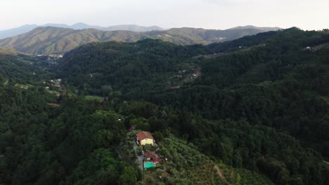 Luftaufnahme-Eines-Hauses-In-Den-Sanften-Hügeln-Der-Toskana-Bei-Sonnenuntergang-In-Italien