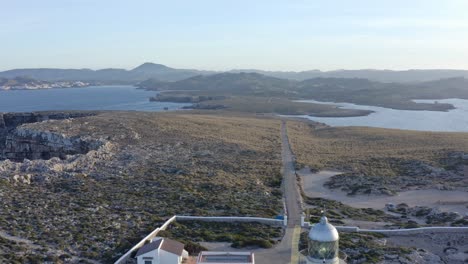 Drohne-Fliegt-Rückwärts-Und-Enthüllt-Den-Epischen-Leuchtturm-Auf-Einer-Klippe-Auf-Menorca,-Spanien