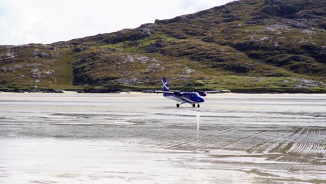 Aufnahme-Eines-Passagierflugzeugs,-Das-Nach-Der-Landung-Am-Flughafen-Barra-Am-Strand-Entlang-Rollt