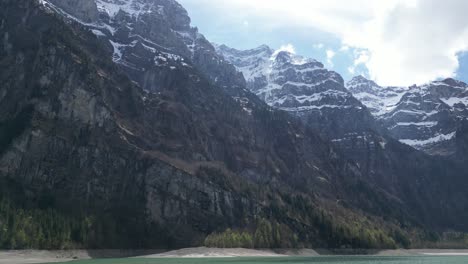 Luftbild-Orbitaufstieg-Eines-Alpensees-In-Einer-Fantastischen-Berglandschaft