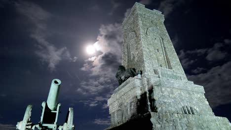 Monumento-De-La-Libertad-En-Bulgaria-En-La-Noche,-Luna-Llena,-Montaña-Stara-Planina