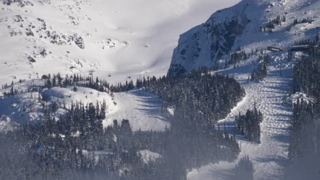 Schneebedeckte-Berge-An-Sonnigen-Wintertagen,-Rahmenfüllung-Statisch