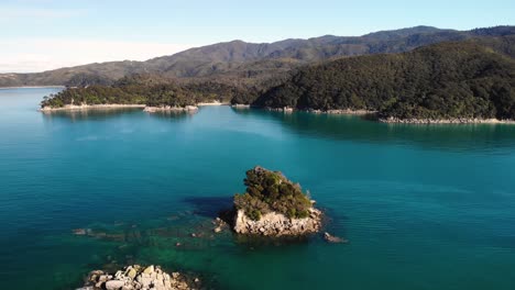 Pinnacle-Island-aerial-orbit-shot-reveal-of-a-beautiful-landscape,-Abel-Tasman,-New-Zealand