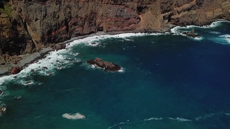 Ein-Video-Von-Wellen,-Die-An-Der-Küste-Madeiras-Brechen
