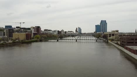 Grand-Rapids,-Michigan,-Innenstadt,-Luftaufnahmen-Von-Drohnen,-Gebäude,-Stadtbild,-Grand-River