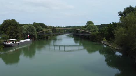 Luftaufnahme-Einer-Brücke-über-Einen-Fluss-Per-Drohne