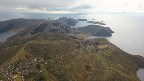 Campos-De-Cultivo-En-Terrazas-Y-Pequeños-Pueblos-Salpican-El-Paisaje-Alrededor-Del-Lago-Titicaca,-Bolivia