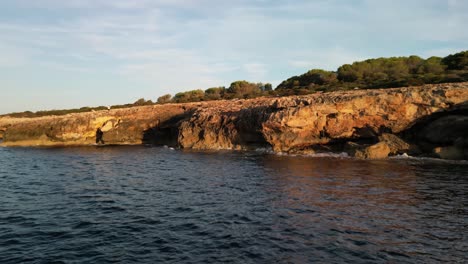 Schroffe-Klippen-Bei-Sonnenuntergang-Am-Strand-In-Der-Nähe-Von-Sa-Coma-Auf-Mallorca,-Spanien