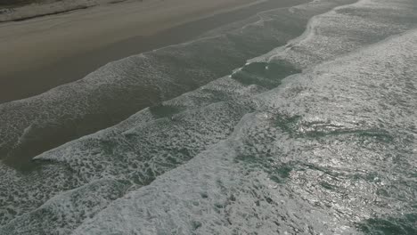 Ruhige-Weiße-Wellen-Kriechen-über-Die-Küste-Des-Strandes-Razo-In-Carballo,-Galizien,-Spanien