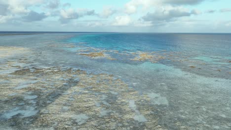 Arrecife-Exquisito-Expuesto-Durante-La-Marea-Baja,-Revelando-Un-Paraíso-Submarino-En-Filipinas
