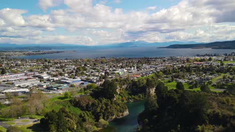 Paisaje-Urbano-Del-Lago-Y-La-Ciudad-De-Taupo,-Nueva-Zelanda