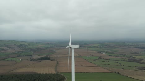 Vista-Cercana-De-La-Turbina-Eólica-En-Un-Día-Nublado-En-El-Condado-De-Wexford,-Irlanda