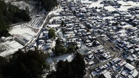Hermoso-Dron-Inclinado-Sobre-El-Monte-Fuji-Y-El-Paisaje-Nevado-De-Invierno-En-Japón
