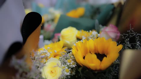 Wunderschöne-Gelbe-Sonnenblumen,-Verpackt-Als-Blumenstrauß-Auf-Dem-Blumenmarkt-In-Bangkok
