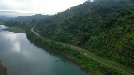 Vista-Aérea-De-Drones-De-Una-Carretera-Cerca-De-La-Montaña-Del-Bosque-Y-El-Lago-En-Catanduanes,-Filipinas