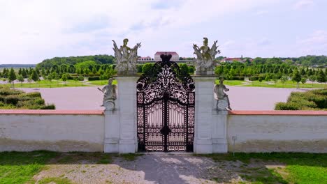 Vista-Colorida-Del-Jardín-Del-Laberinto-Desde-La-Puerta-De-Entrada-Y-El-Palacio-Schloss-Hof-En-La-Distancia-En-Marchfeld,-Austria