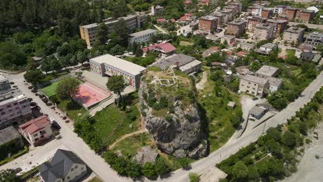 Pörmet-Ist-Eine-Kleine-Stadt-Und-Gemeinde-Im-Kreis-Gjirokastër-Im-Süden-Albaniens