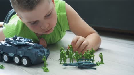Junge-Spielt-Soldaten-Minifigurenspielzeug-Im-Hellen-Raum