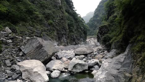 Un-Sereno-Valle-Fluvial-Con-Majestuosas-Rocas-En-El-Parque-Nacional-De-Taiwán-Taroko-Gorge