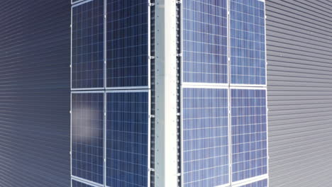Paneles-Solares-Montados-En-El-Techo-Del-Edificio