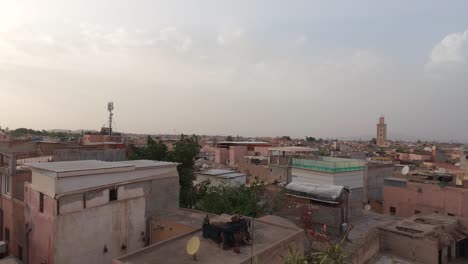 Rustikaler-Marokkanischer-Aussichtspunkt-Von-Den-Dächern-Der-Altstadthäuser-über-Die-Skyline-Des-Sonnenuntergangs