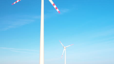 Windmühlen-Vor-Einem-Klaren-Blauen-Himmel---Drohnenaufnahme