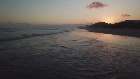 Hermosa-Foto-De-Establecimiento-De-Palmeras-En-La-Playa,-Amanecer-Océano-Atlántico-Brasil