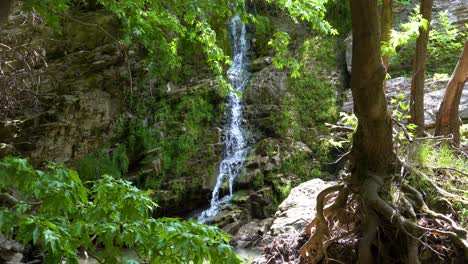 Maries-Wasserfall,-Umgeben-Von-üppiger-Grüner-Vegetation-Und-Mit-Moos-Bedeckten-Felsen,-Sonnenstrahlen,-Baum,-Insel-Thassos,-Griechenland