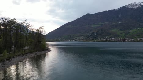 Vista-Aérea-Del-Sereno-Lago-Walensee-Contra-El-Telón-De-Fondo-De-La-Naturaleza-Alpina-Suiza