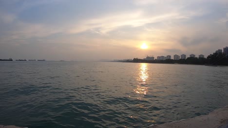 Zeitraffer-Des-Sonnenuntergangs-An-Der-Küste-Der-Stadt-Singapur