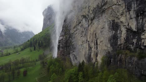 Malerischer-Staubbach-Wasserfall-Am-Lauterbrunnen,-Schweizer-Berg,-Luftlandschaft