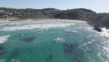 Surfistas-En-La-Playa-Del-Faro-En-Port-Macquarie,-Nsw,-Australia---Toma-Aérea-De-Drones
