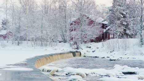Kleiner-Damm-Im-Fluss-An-Einem-Kalten-Und-Verschneiten-Wintertag