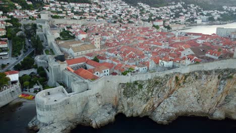 Ciudad-Medieval-Amurallada-De-Dubrovnik-En-El-Mar-Adriático-En-Croacia-Antena